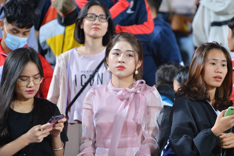 Một số CĐV xinh đẹp cũng tranh thủ đến cổ vũ cho hai đội trên sân Hàng Đẫy.