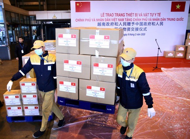 Hàng hóa vật tư y tế của lễ trao tặng được vận chuyển ra máy bay. Ảnh: Xuân Phú