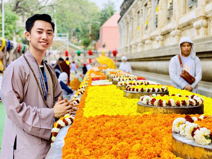 Lê Bình trong một chuyến hành hương.