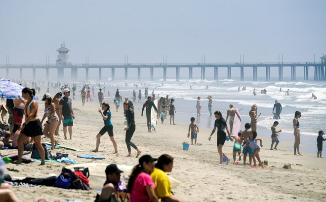 Cập nhật Covid-19 thế giới: Bãi biển Huntington ở bang California có nhiều người lui tới trong ngày 25/4, sau khi thời tiết trở nên nắng nóng. Ảnh: Reuters.