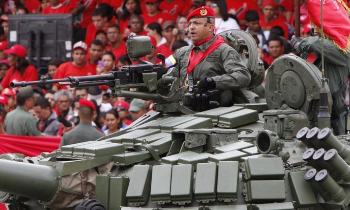 Tướng Alcala tham gia duyệt binh tại Caracas hồi năm 2012. Ảnh: AFP.