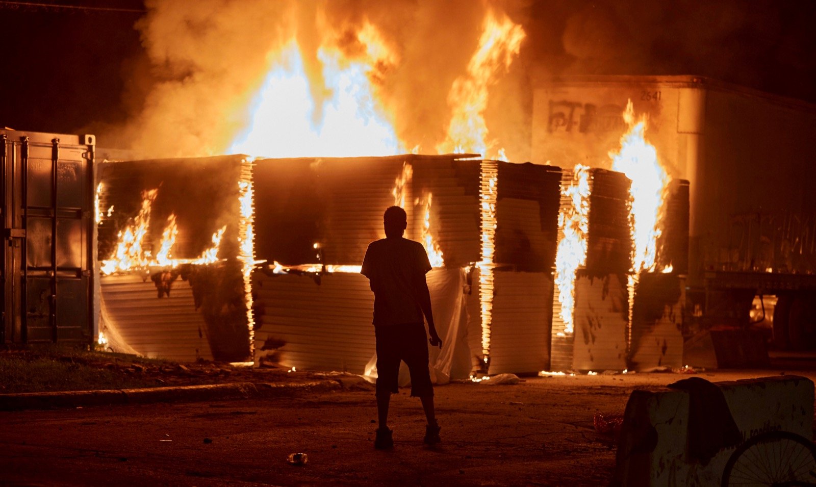 Một tòa nhà cháy rực gần sở cảnh sát số 3 Minneapolis. Ảnh: REUTERS/Adam Bettcher