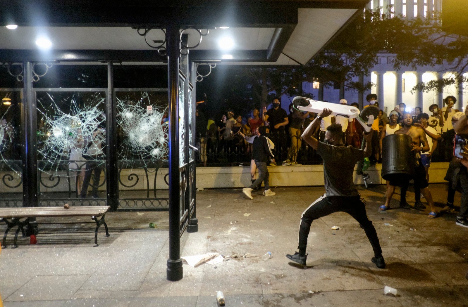 Giận dữ, đập phá tất cả các công trình công cộng ở Columbus, Ohio. Ảnh: Matthew Hatcher/Getty Images