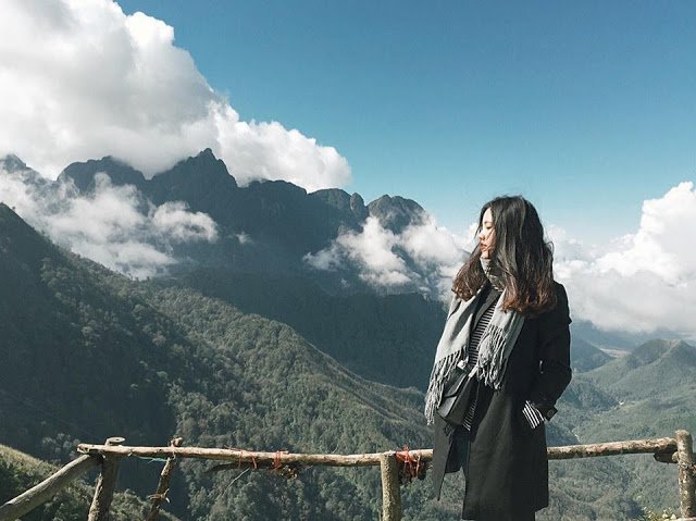 Du khách du lịch Sapa chụp từ Cổng trời.