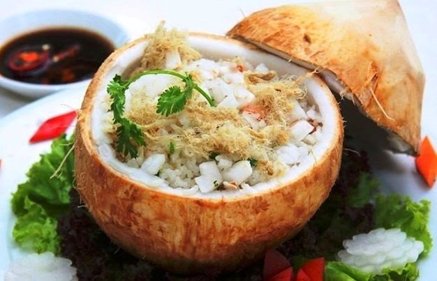 Cơm quả dừa được trình bày trong một nhà hàng đặc sản ở Bến Tre.