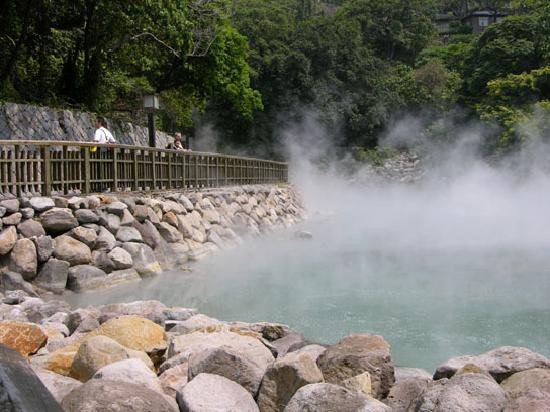 Suối nước khoáng nóng Bang
