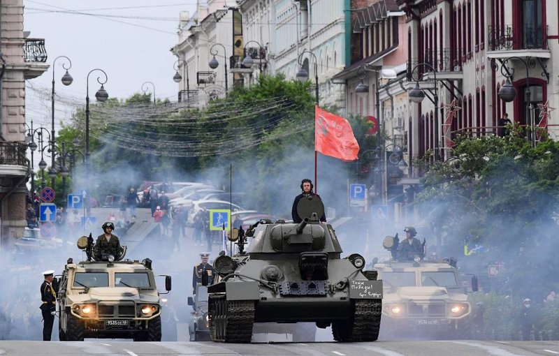 Theo sau là các khối khí tài. Xe tăng T-34-85 huyền thoại từ năm 1944, từng là xe tăng chủ lực của Hồng quân, xuất hiện đầu tiên. Tiếp đến là pháo tự hành chống tăng Su-100 huyền thoại.
