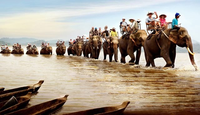 Cưỡi voi ở Buôn Đôn