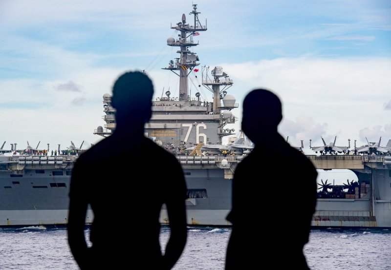 2 thủy thủ quan sát tàu sân bay Reagan từ tàu sân bay Nimitz. Chuẩn đô đốc George Wikoff, chỉ huy nhóm tác chiến tàu sân bay Reagan nói rằng cuộc tập trận nhằm mục đích gửi tín hiệu rõ ràng cho đối tác, đồng minh rằng Mỹ cam kết đảm bảo an ninh và ổn định trong khu vực