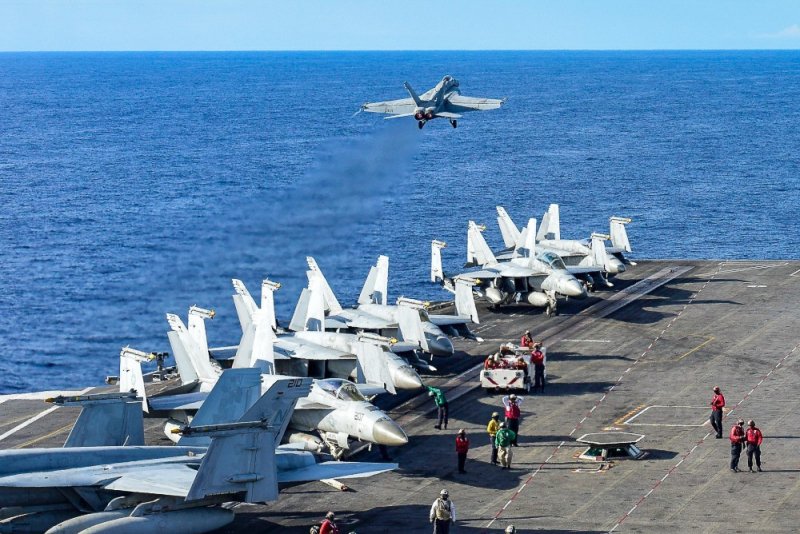 Tiêm kích F/A-18 cất cánh từ tàu sân bay Reagan. Các tiêm kích F/A-18 được đưa lên đậu chật cứng trên boong để thực hiện nhiệm vụ với tần suất cao suốt ngày đêm