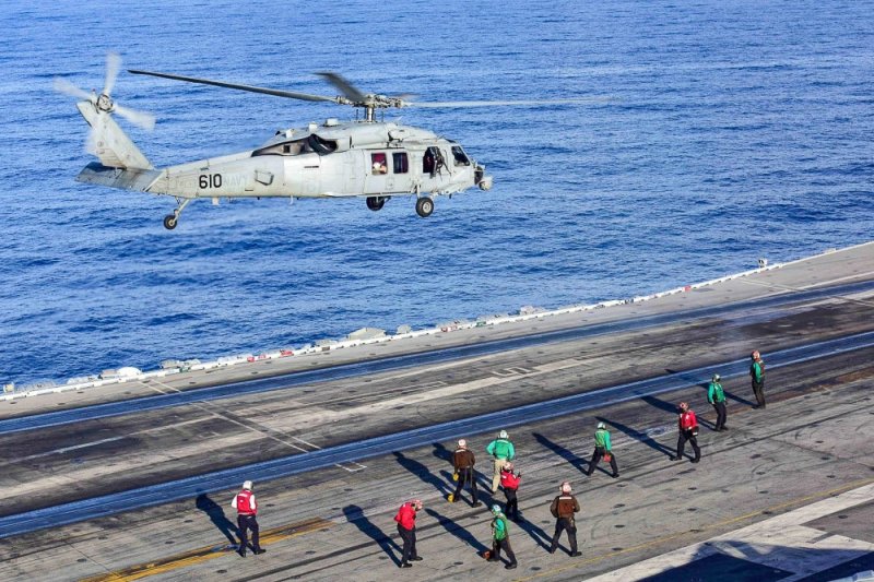 Trực thăng vừa cất cánh trên boong tàu sân bay Reagan. Không quân Mỹ điều động máy bay ném bom B-52 bay từ Mỹ đến Biển Đông để tập trận cùng hai tàu sân bay