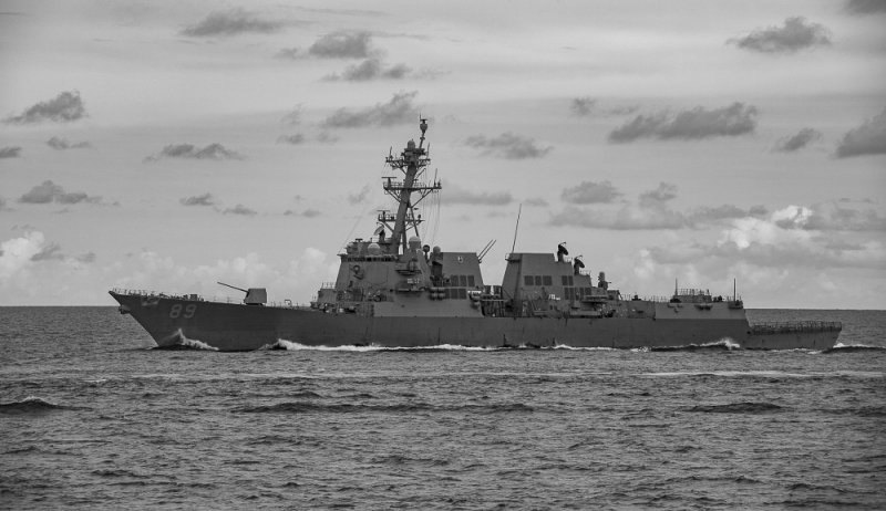 Tàu khu trục mang tên lửa dẫn đường USS Mustin (DDG-89) hộ tống phía sau cho tàu sân bay Reagan. Tàu khu trục này từng nhiều lần làm nhiệm vụ tuần hành tự do hàng hải qua eo biển Đài Loan