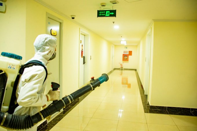 Việc phun thuốc khử trùng được coi là một hoạt động quan trọng trong công tác phòng chống virus corona.