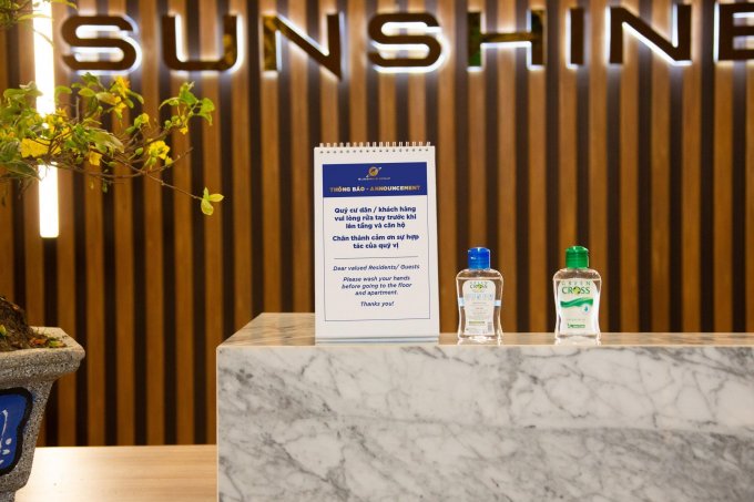 Biển thông báo nhắc nhở Quý cư dân/khách hàng vui lòng rửa tay trước khi lên tầng và căn hộ được đặt tại sảnh ra vào dự án.