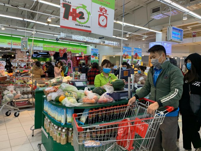 Khung cảnh đeo khẩu trang kín mít đi mua sắm đã trở nên rất quen thuộc