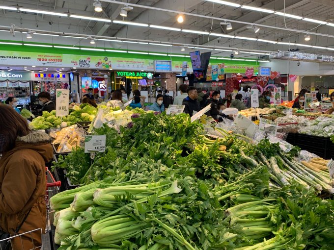 Gian hàng rau tại Big C Thăng Long còn rất nhiều.