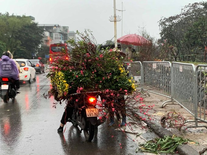Những cành đào tí hon và những bó đào dăm rất được ưa chuộng vào dịp cúng rằm tháng Giêng.