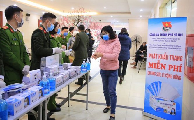 Các hoạt động phát khẩu trang miễn phí và tuyên truyền giúp người dân phòng tránh dịch của Công an TP Hà Nội.