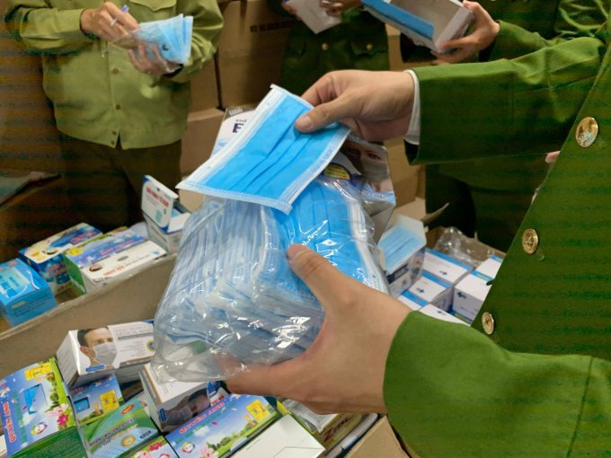 Lô khẩu trang bị tổ công tác thu giữ.