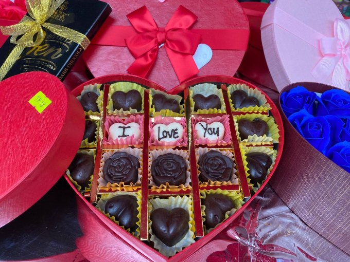 Ngoài những loại socola hình thù trái tim quen thuộc, năm nay tại các cửa hàng bày bán nhiều loại socola ghép chữ như I love you; miss you; forever