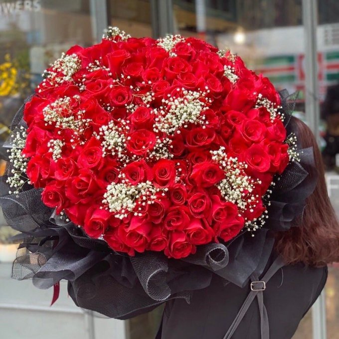 Hoa hồng đỏ vẫn là sự lựa chọn hàng đầu của người mua.