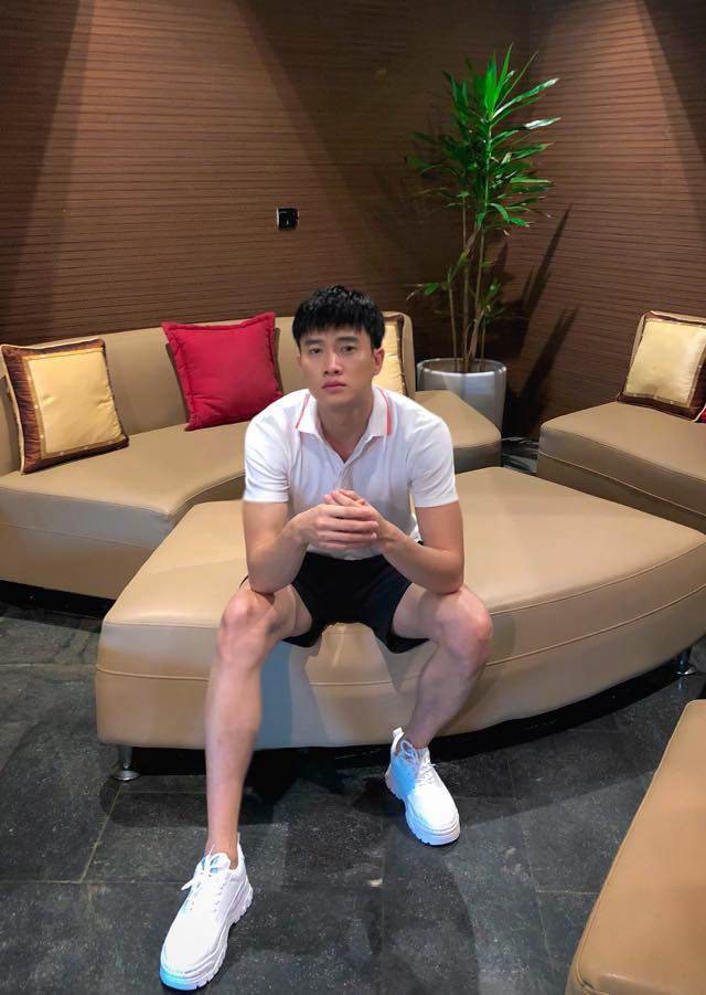 Ngày thường, Quốc Trường ưu tiên diện trang phục năng động và đơn giản với quần ngắn và áo phông polo. Hoàn thiện cây đồ bằng một đôi sneakers trắng đơn giản, vậy là nam diễn viên đã có 1 set đồ chuẩn soái ca ra phố.
