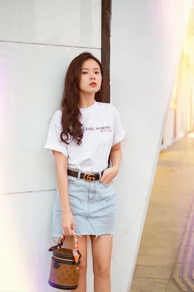 Trong khi đó, áo thun trắng cũng là sự lựa chọn hàng đầu của Midu khi mix match ra phố ngày thường. Nàng hotgirl đời đầu thường phối áo cùng chân váy jeans ngắn để hoàn thiện outfit năng động và gợi cảm.