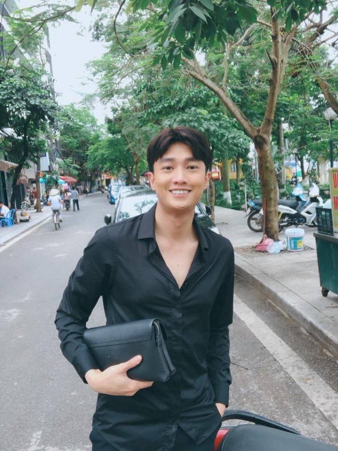 Nhờ chiều cao 1,8 m cùng thân hình săn chắc, chẳng khó khăn để nam diễn viên sinh năm 1988 chinh phục sơmi. Đây là item cơ bản mà mọi chàng trai nên sở hữu. Anh thường phối loại áo này với quần âu để chuẩn hóa vẻ ngoài công sở.
