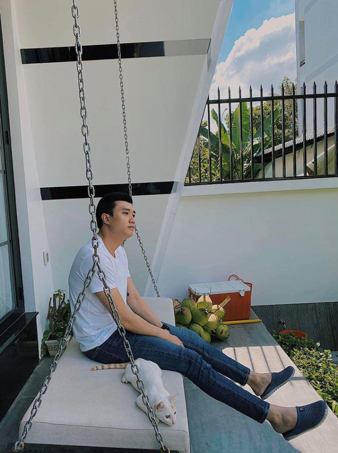 Với vóc dáng cao ráo cùng body chuẩn, Quốc Trường với phong cách ăn mặc đơn giản cùng quần jeans và áo phông cơ bản cũng đủ để làm bao cô nàng 