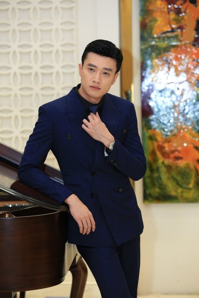 Hình ảnh ngày thường đơn giản bao nhiêu, khi xuất hiện trước công chúng, Quốc Trường lại lịch thiệp và bảnh bao bấy nhiêu. Anh chàng hầu như luôn gắn liền với suit - trang phục đơn giản nhưng lại có sức hút khó cưỡng.
