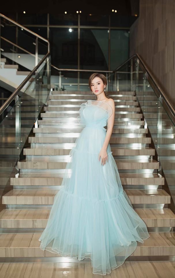 Còn đối với Midu, cô nàng luôn trung thành với lối ăn mặc trang nhã, dịu dàng khi xuất hiện tại mọi thảm đỏ. Có lúc, giọng ca 