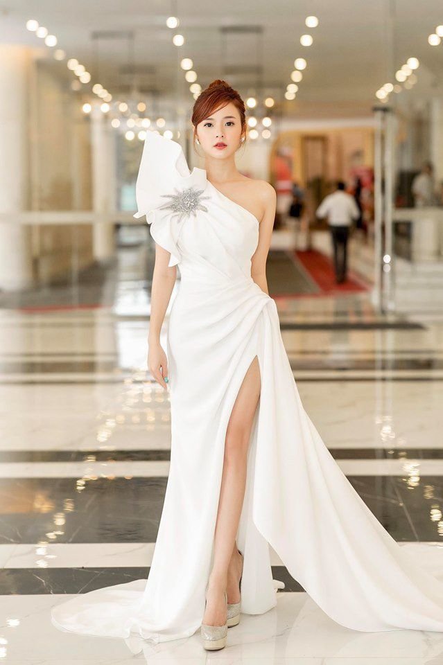 Cũng có khi, Midu biến hóa với hình ảnh quyến rũ hơn trong bộ cánh có phom dáng hiện đại, cùng đường xẻ tà vừa phải.