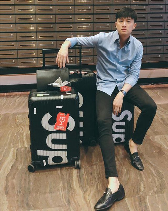 Khi đi du lịch, sao nam Về nhà đi con phối áo sơmi, quần jeans và giày tây. Đều là các item đơn giản nhưng khi Quốc Trường khoác lên mình, hình ảnh của anh chàng trông đẳng cấp thấy rõ.