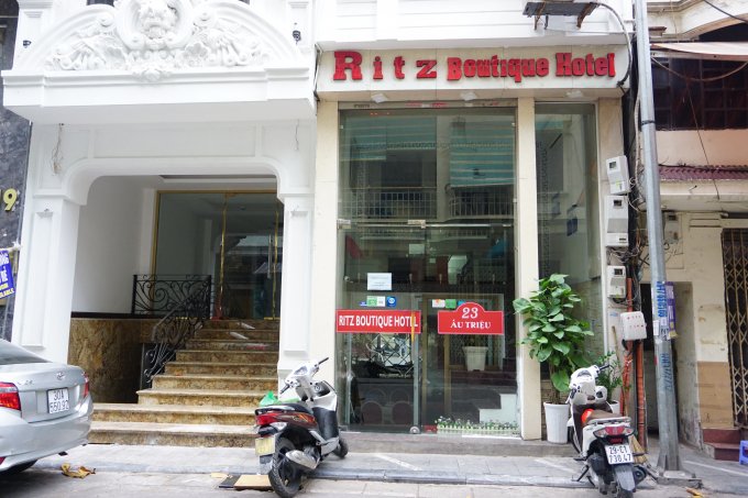 Không chỉ các hàng ăn, cửa hiệu mà nhiều khách sạn cũng phải treo biển tạm ngừng hoạt động