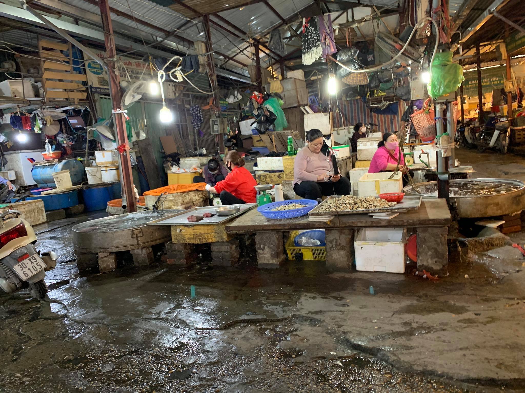 Hàng cá cũng trở nên ế ẩm, tiểu thương ngóng dài cổ mà vẫn rất ít khách đến mua