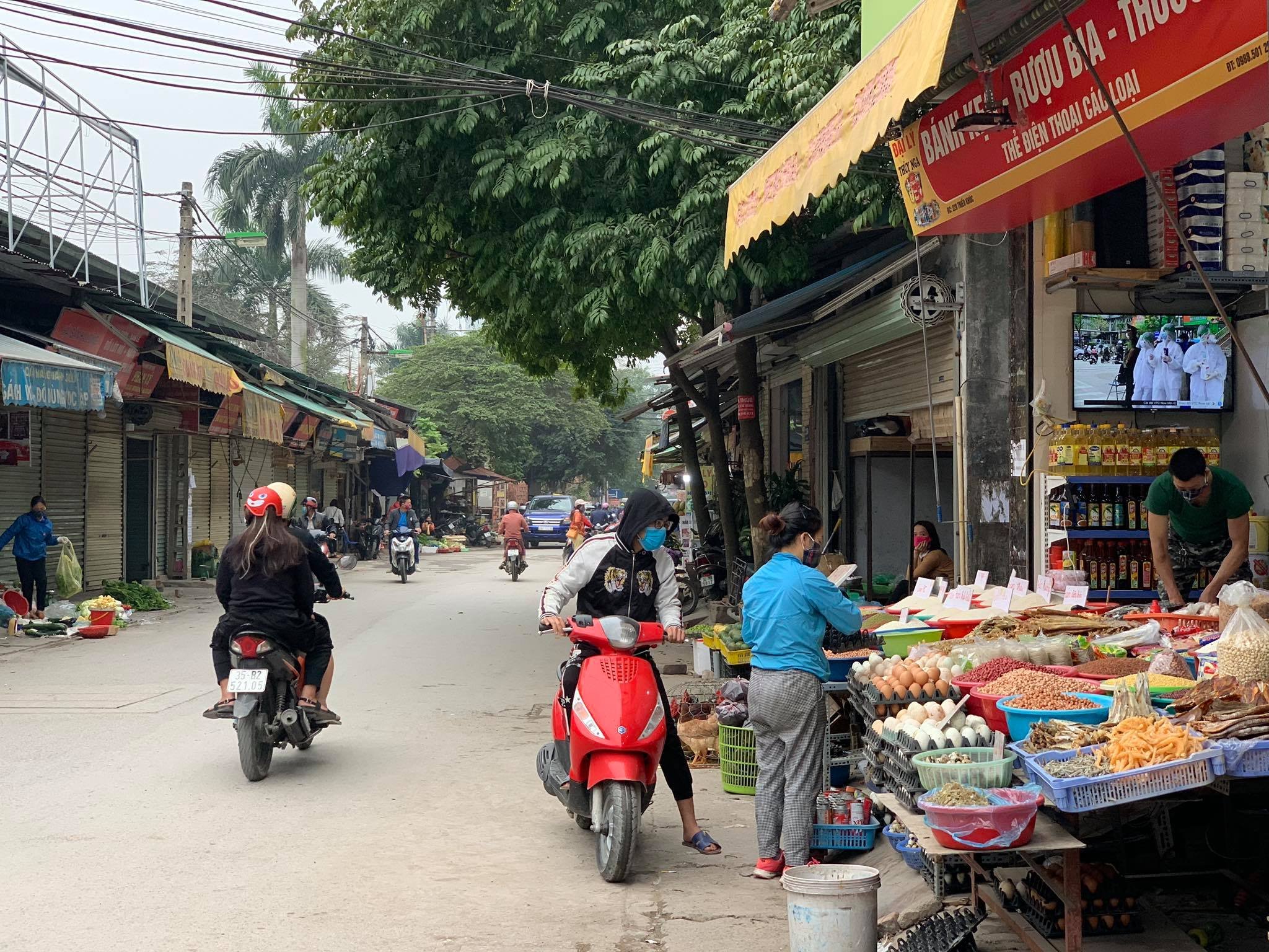 Thực hiện phòng, chống dịch một cách nghiêm túc những người đi chợ mua hàng đều đeo khẩu trang.