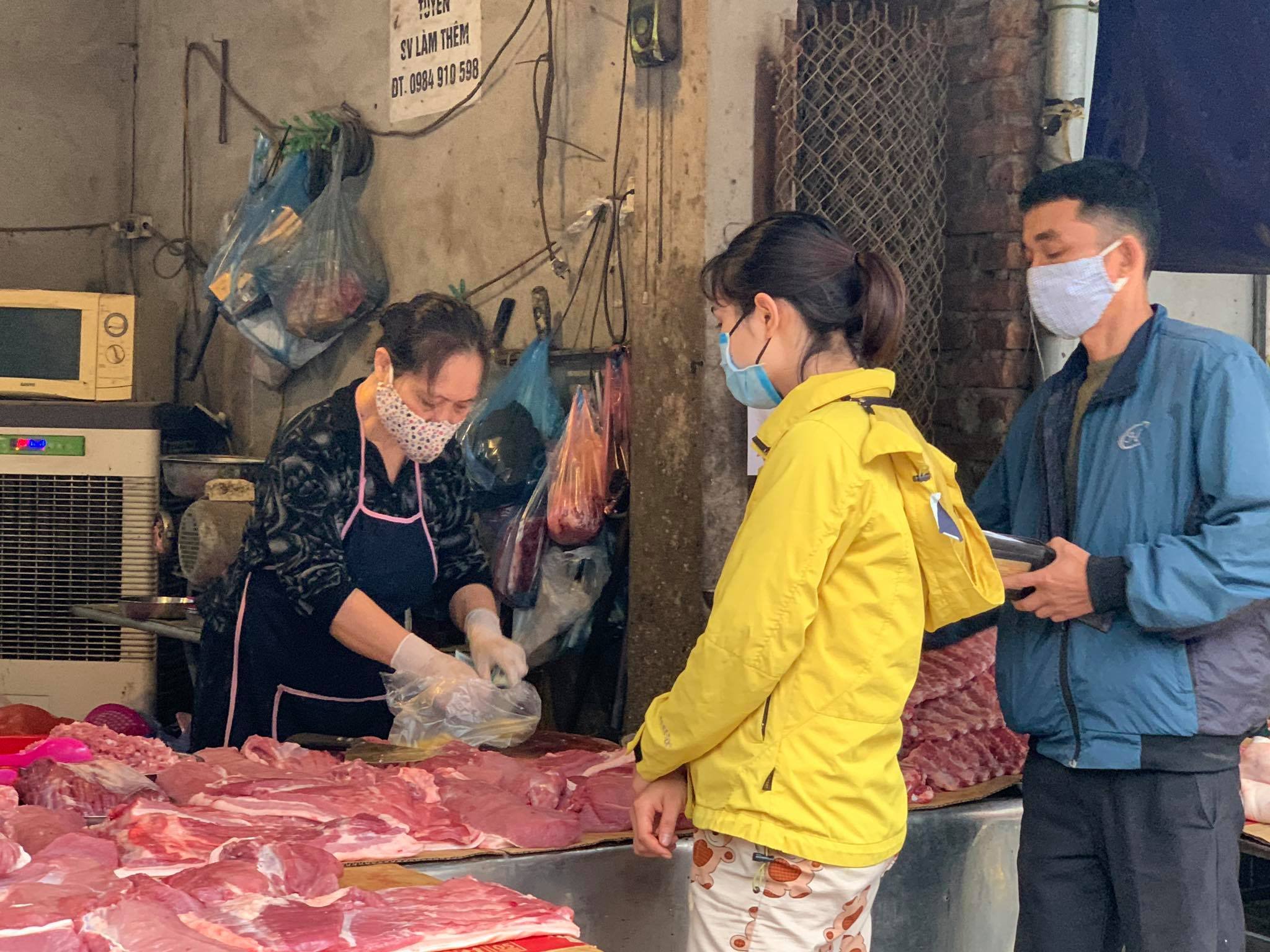 Chị Bùi Ngọc Hoa, tiểu thương bán thịt lợn tại chợ Phùng Khoang cho biết vào chiều qua 31/3, nhiều người dân mua thực phẩm dự trữ, nhưng đến hôm nay khung cảnh buôn bán lại hoàn toàn ế ẩm. “Bình thường cứ mỗi chiều 15h tôi lại mang thịt lợn ra chợ Phùng Khoang bán, bán nửa con, mấy hôm nay nhiều người mua thịt nên hàng thịt của tôi liên tục cháy hàng, không đủ để bán. Đến ngày hôm nay 1/4, khi thực hiện Chỉ thị cách ly toàn xã hội, người đến mua vắng hẳn đi”. Chị Hoa cho biết thêm.