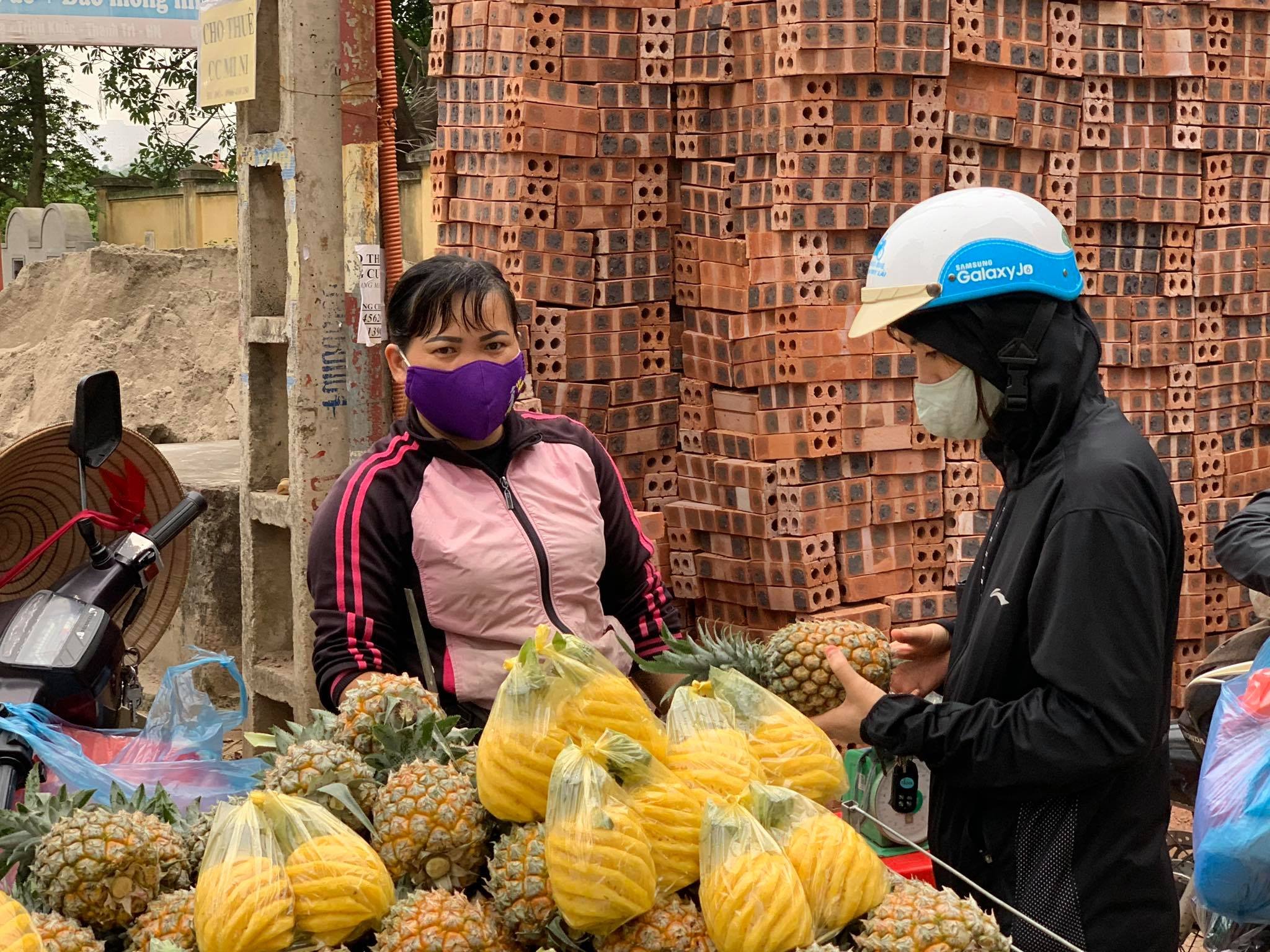 Ngày mai là ngày Giỗ tổ Hùng Vương 10/3, thường những loại trái cây và các loại hoa được bán chạy. Tuy nhiên, lo ngại dịch và nghiêm túc thực hiện Chỉ thị của Thủ tướng Chính phủ, hạn chế tụ tập nơi đông người nên từ những khu chợ được coi là sầm uất nhất cũng trở nên vắng lặng hẳn đi.