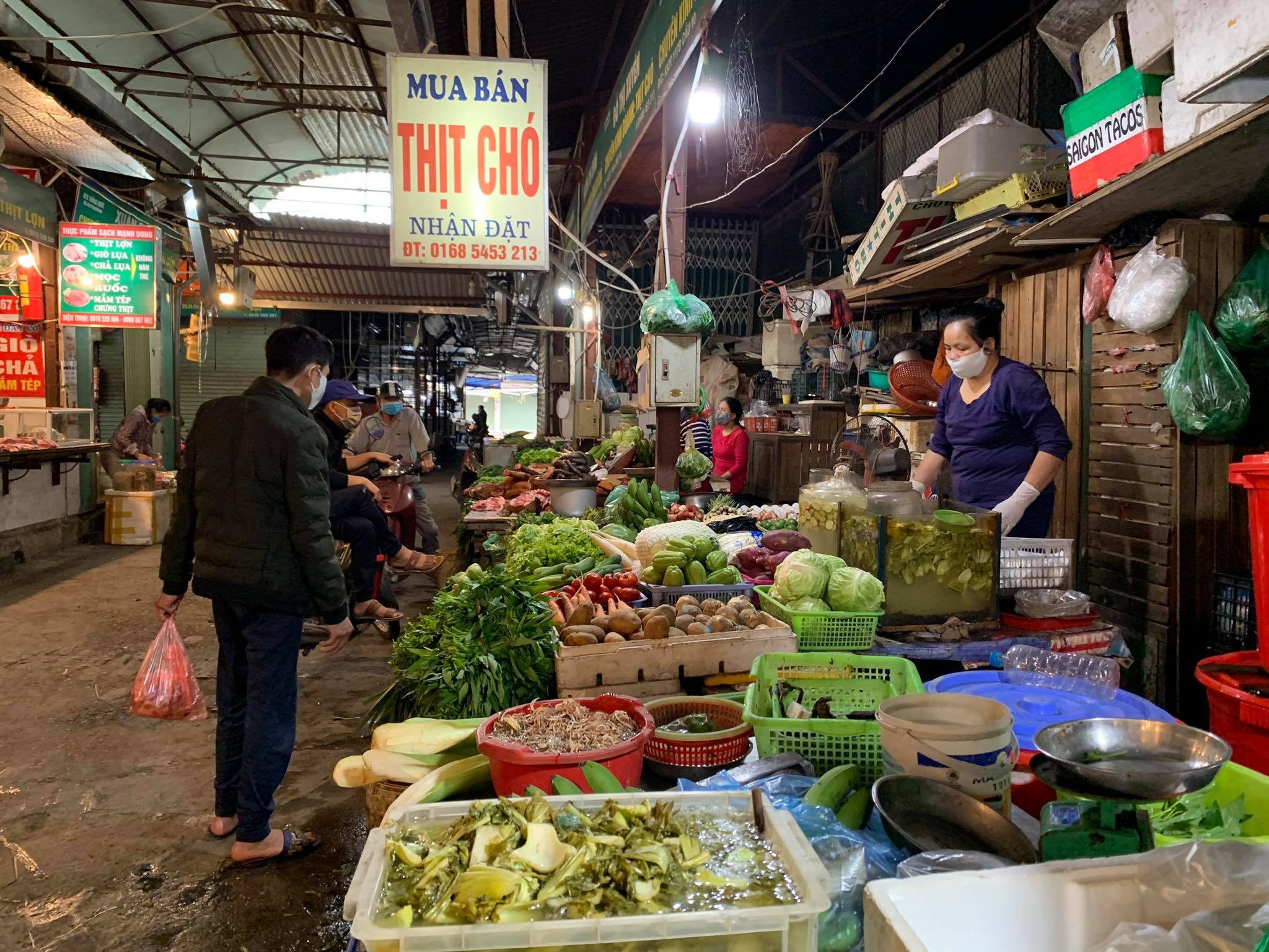 Quầy rau đầy đủ hơn mọi khi, nhưng người thì lại vắng bóng