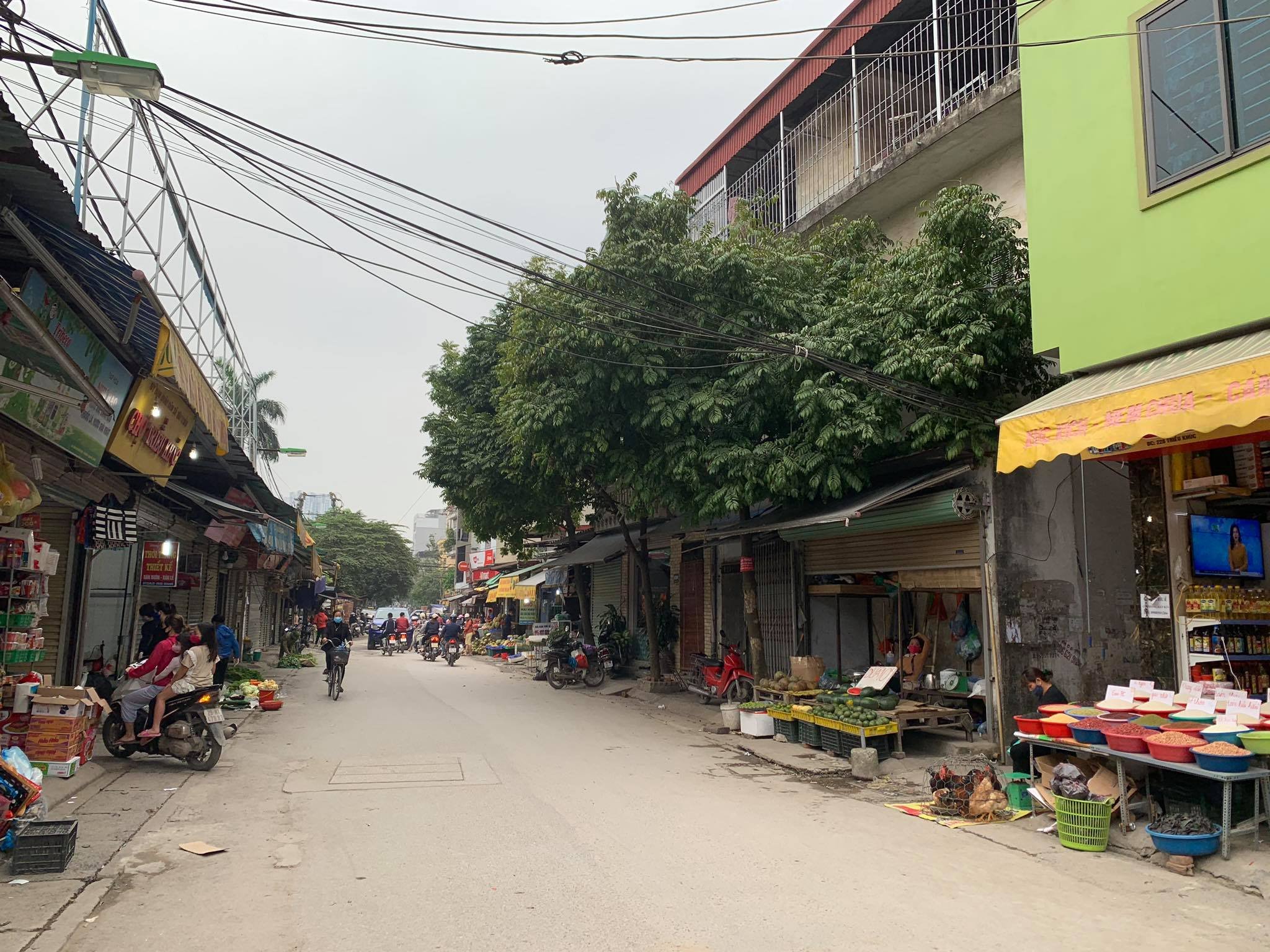 Hàng hóa được bày bán đầy đủ, không thiếu thứ gì, tuy nhiên người mua thì lại không có nhiều