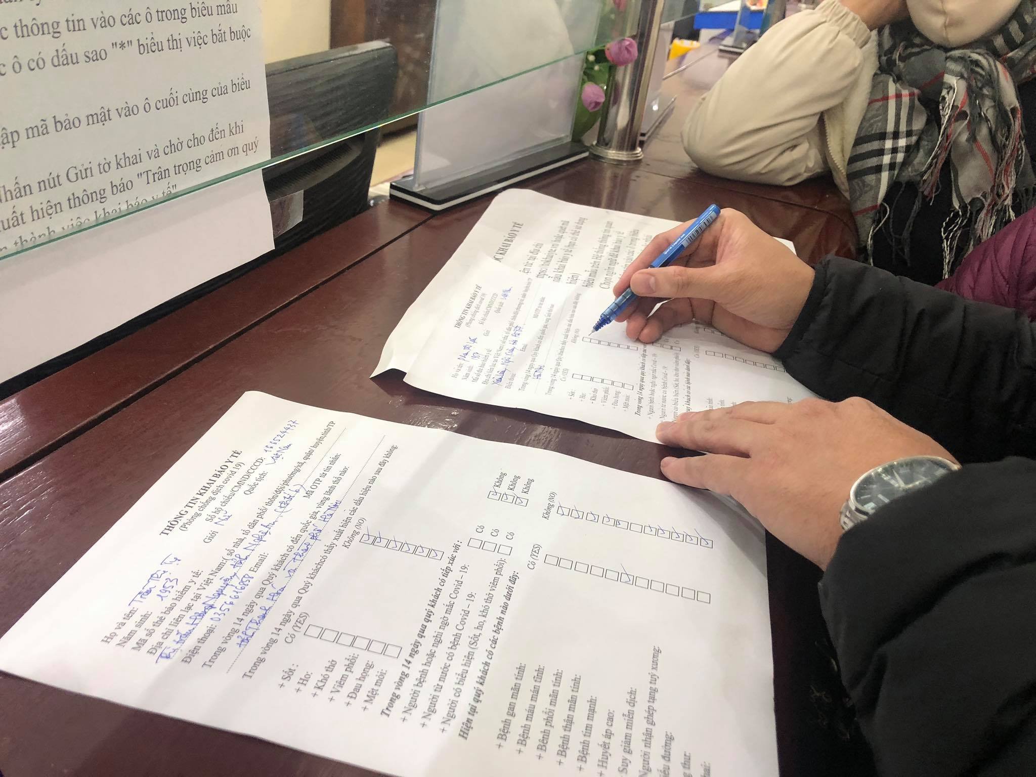 Ngoài ra, một số hành khách lại lựa chọn khai báo y tế trên giấy