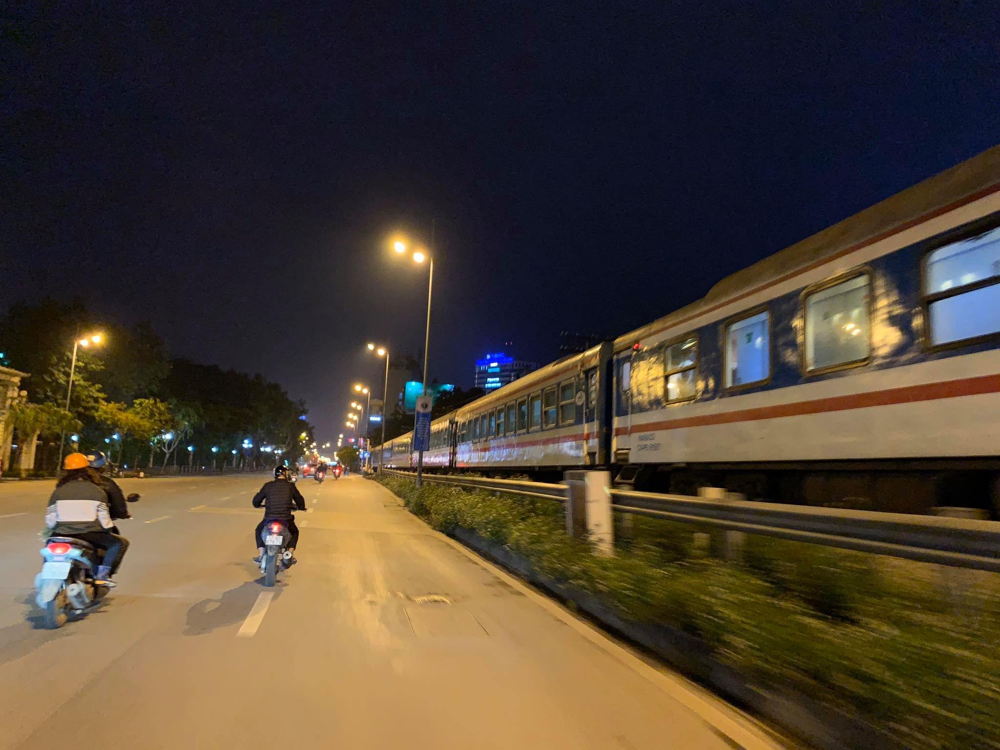 Tàu hỏa Bắc – Nam đang là phương tiện tối ưu nhất cho nhiều hành khách khi cần di chuyển trong bối cảnh xe khách và xe taxi không được hoạt động và máy bay thì chỉ hoạt động hạn chế trong đợt cao điểm chống dịch Covid-19.