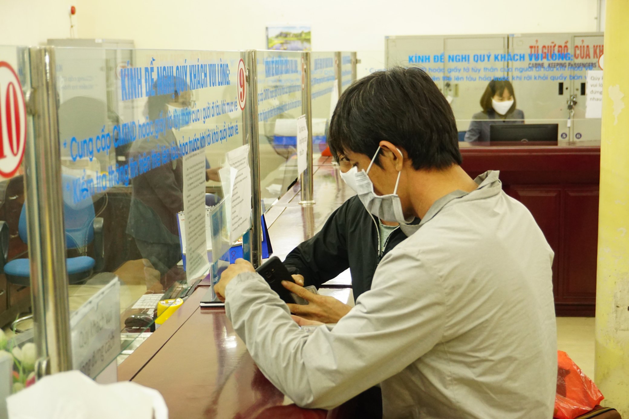 Hành khách làm thủ tục khai báo y tế trước khi lên tàu