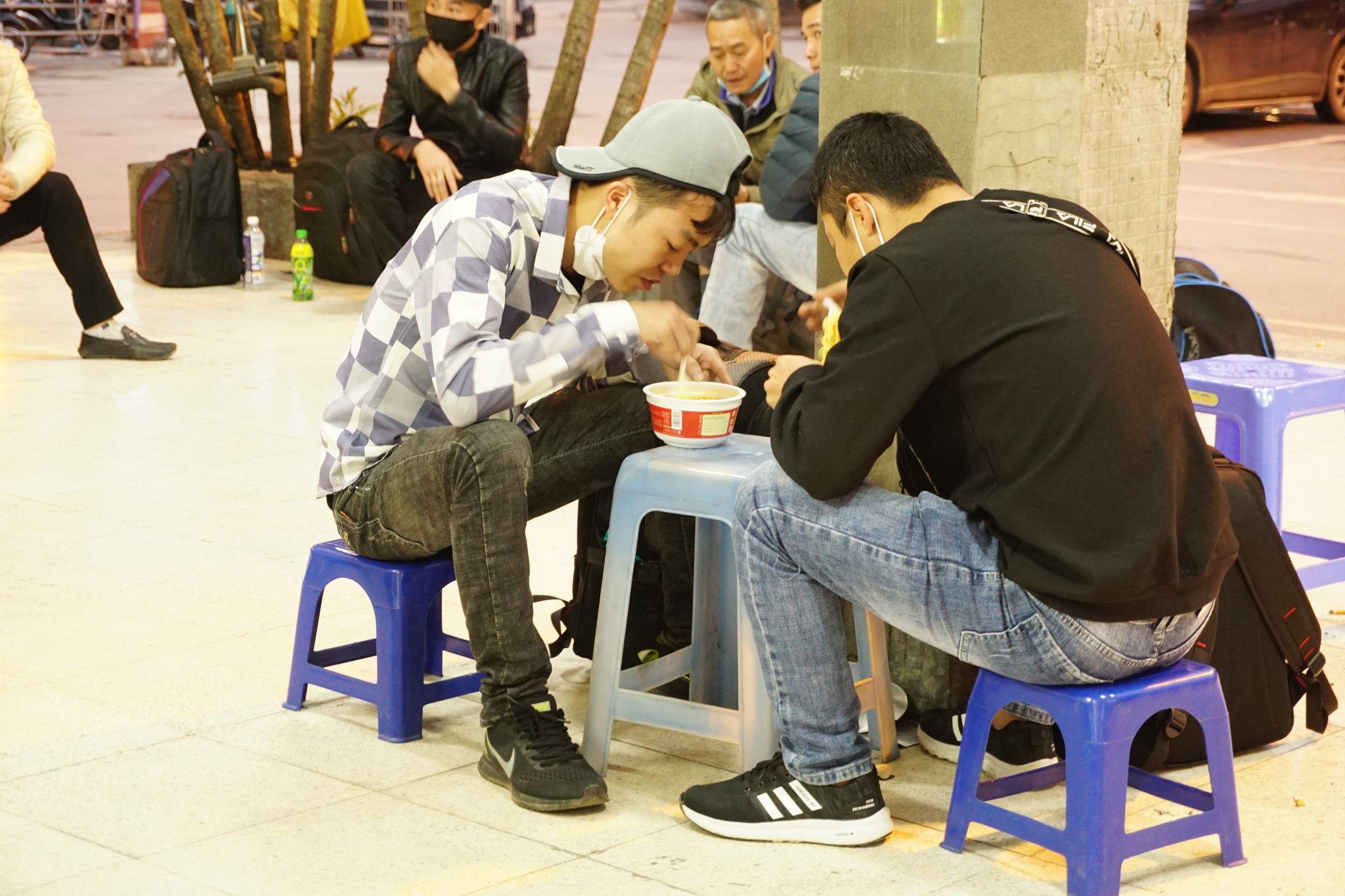 Những hành khách ăn mỳ úp trong sự vội vã