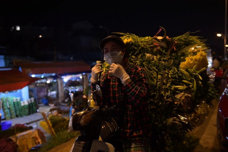 Những bó hoa được xếp gọn gàng lên xe, sự vui tươi được thể hiện rõ nét trên khuôn mặt của những người bán hoa.