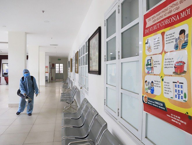 Hành lang phòng thi, nhà vệ sinh...tất cả đều được nhân viên y tế phun khử khuẩn.
