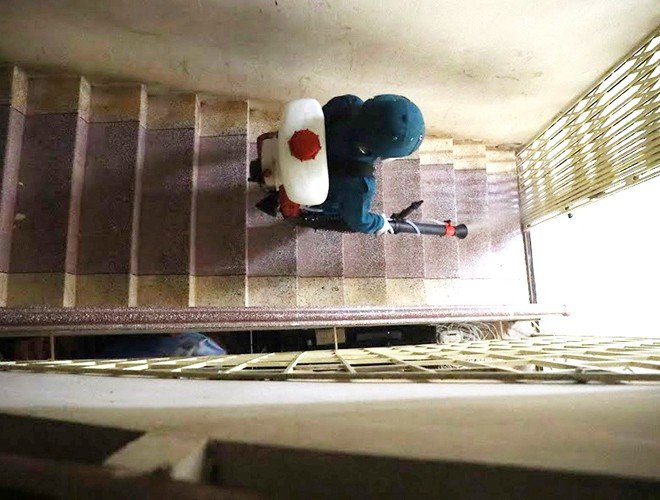 Việc phun khử khuẩn được thực hiện đúng theo quy định phòng dịch.