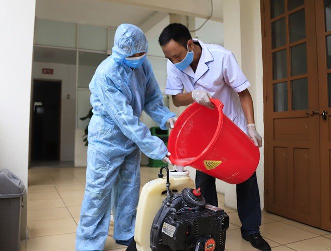 Loại thuốc được sử dụng phun là Cloramin B 25%, có tác dụng diệt khuẩn trong nước, khử khuẩn trên bề mặt.