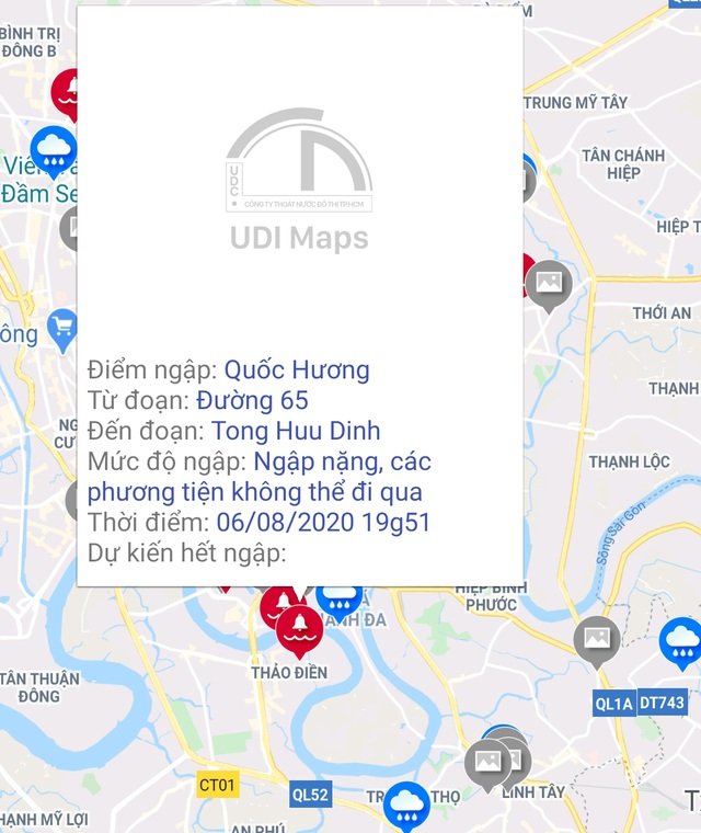 Còn tại đường Quốc Hương (Q.2) đoạn từ đường 65 đến đường Tống Hữu Định bị ngập nặng, các phương tiện không thể di chuyển.