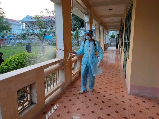 Theo Sở Giáo dục và Đào tạo Hà Nội, để chuẩn bị cho kỳ thi tốt nghiệp THPT năm 2020 trong thời điểm dịch Covid-19 có diễn biến phức tạp, Ban chỉ đạo thi thành phố đã thành lập 30 quận, huyện, thị xã thực hiện kiểm tra công tác chuẩn bị cơ sở vật chất và các điều kiện phòng, chống dịch của toàn bộ 143 điểm thi trên địa bàn phố.